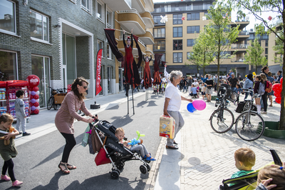 910788 Afbeelding van de openingsdag van Leidsche Rijn Centrum (Brusselplein) te Utrecht.